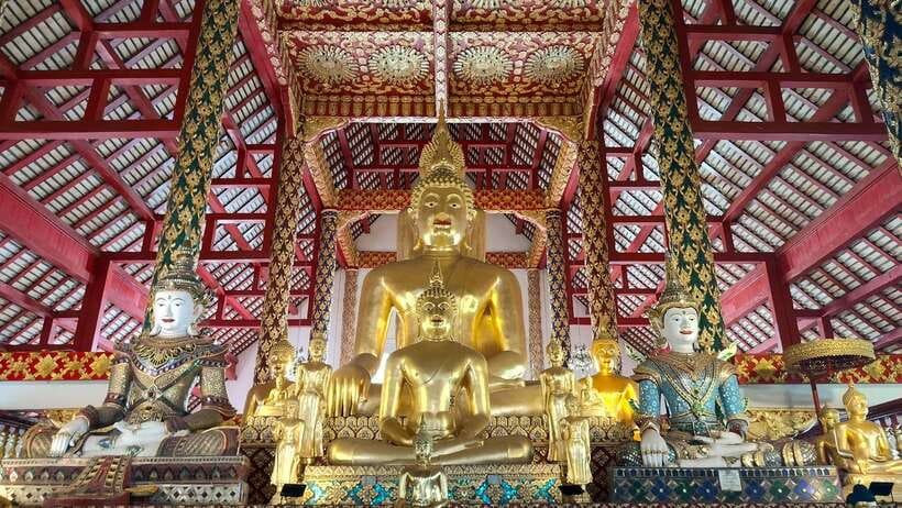 Chiang Mai: Tuk-Tuk Evening Tour with Temples & Street Foods - Warorot Market after dark