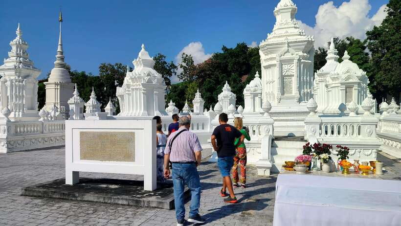 Chiang Mai: Tuk-Tuk Evening Tour with Temples & Street Foods - What the $64 price really covers