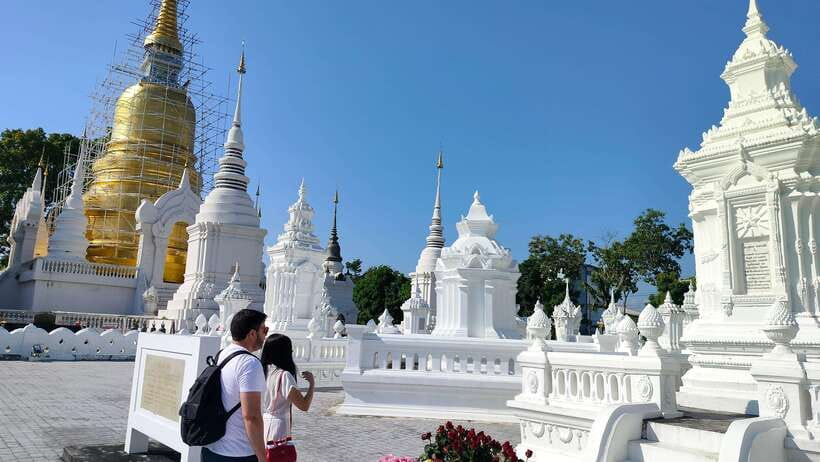 Chiang Mai: Tuk-Tuk Evening Tour with Temples & Street Foods - Pickup, timing, and practical details