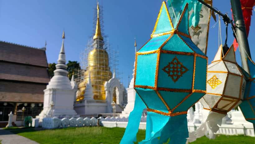 Chiang Mai: Tuk-Tuk Evening Tour with Temples & Street Foods - What to pack for a smoother evening
