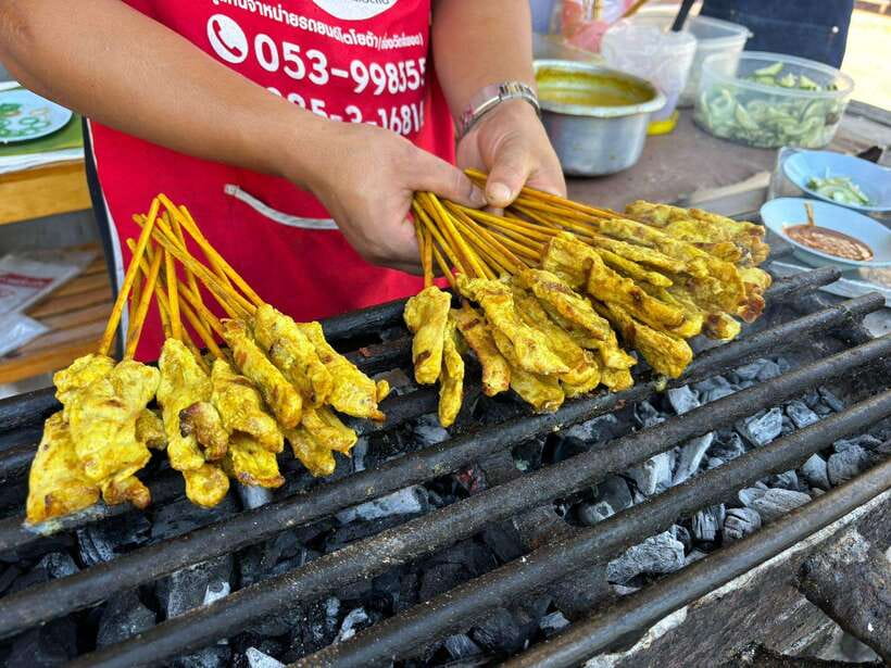 Chiang Mai: Walking Food Tour - Starting under the Three Kings Monument