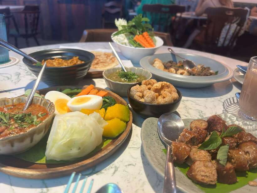 Chiang Mai: Walking Food Tour - Chicken satay and the peanut-sauce test