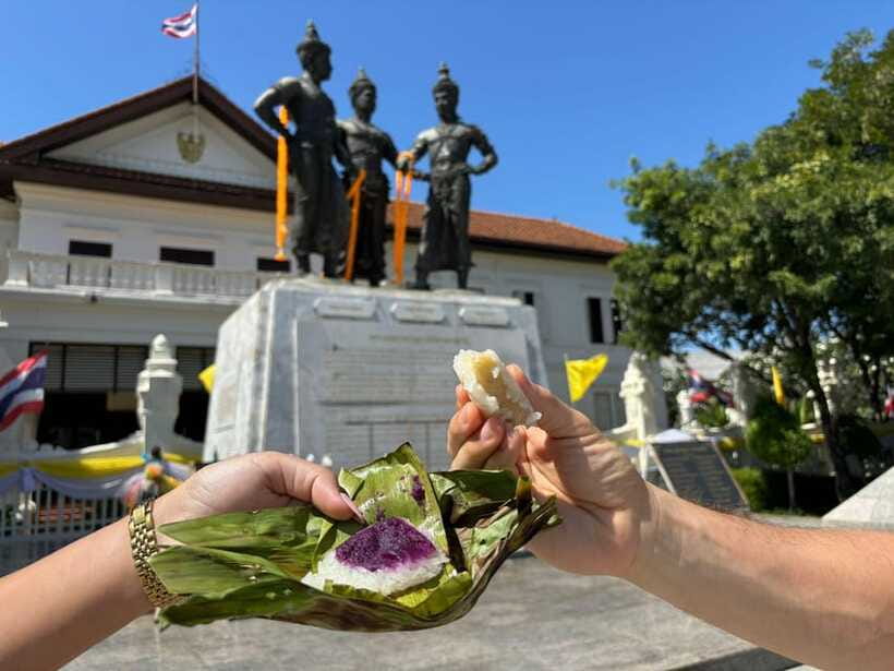 Chiang Mai: Walking Food Tour - Northern Thai flavors: larb kua and sai ua