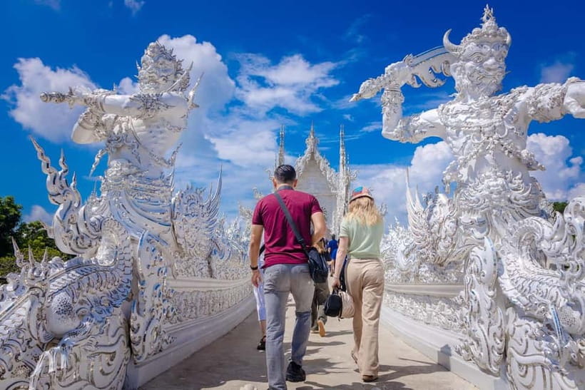 Chiang Mai: White, Red/Black & Blue Temples Tour with Lunch - Lunch near the White Temple