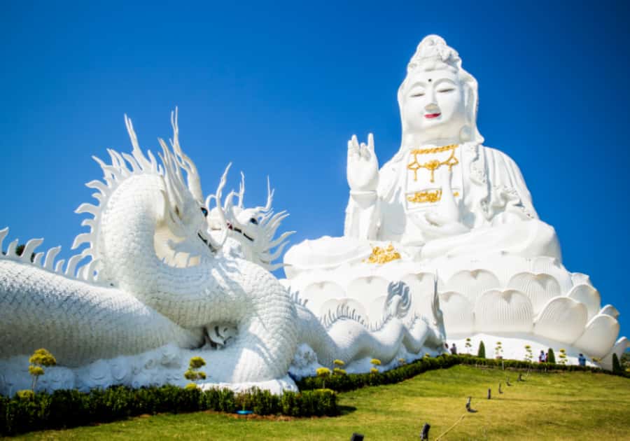 Chiang Rai White, Blue, Red 3 Temples Tour - The early pickup and the road north