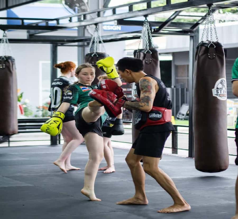 Chiangmai : Muay Thai Training academy - Warming up before the hard work