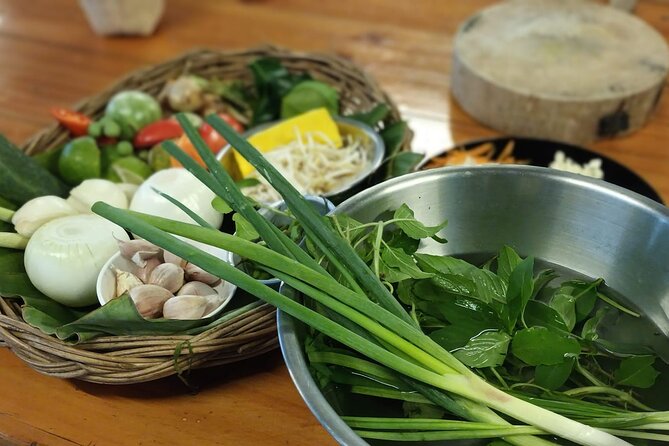 Cooking class in organic garden and local market tour ThaiCottage - Grinding curry paste the old-fashioned way