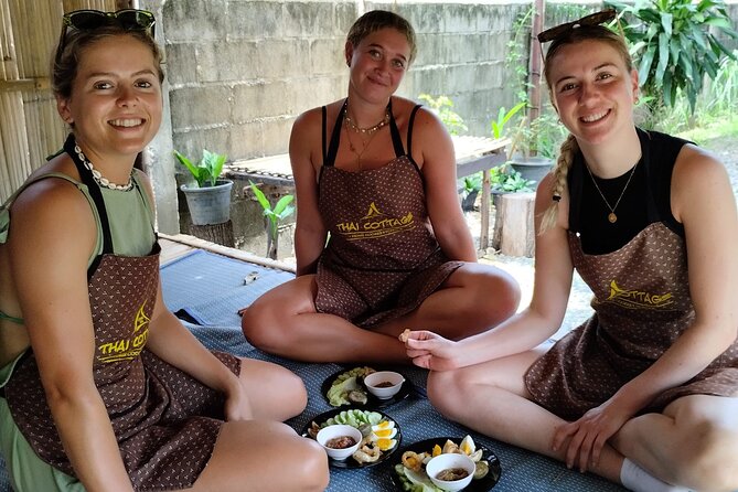 Cooking class in organic garden and local market tour ThaiCottage - Cooking at your own station