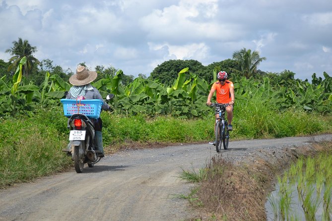 Cycling tour and Buatong waterfall - Wat Ban Den and the temple stop