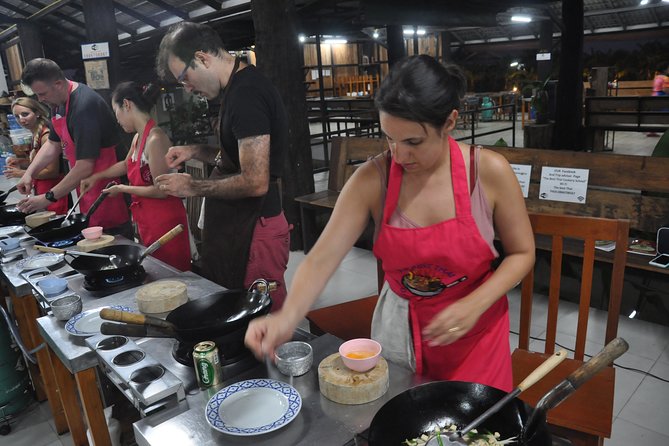 Evening Cooking Class in Organic Farm with Local Market Tour - From Chiang Mai hotel to Somphet Market