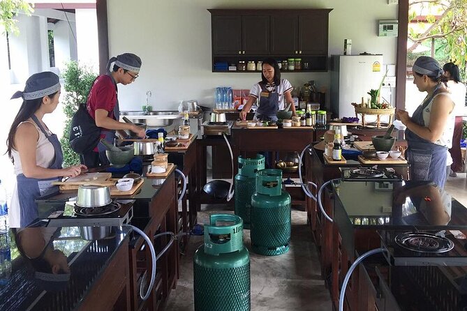 Evening Cooking Class in Traditional Pavilion with Beautiful Garden - Chiang Mai - Who should book this Chiang Mai class