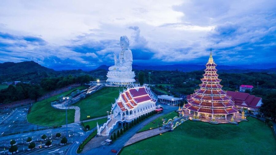 From Chiang Mai: Chiang Rai's Temples Exploration Day Trip - Who should book this day trip