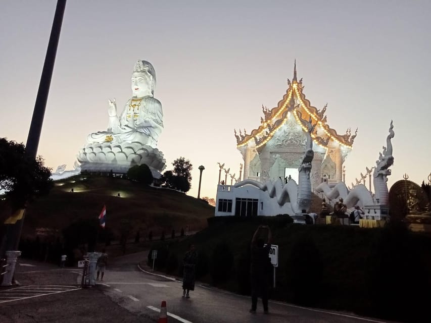 From Chiang Mai: Day Trip Chiang Rai White, Blue, Red Temple - The optional Longneck Karen Village stop