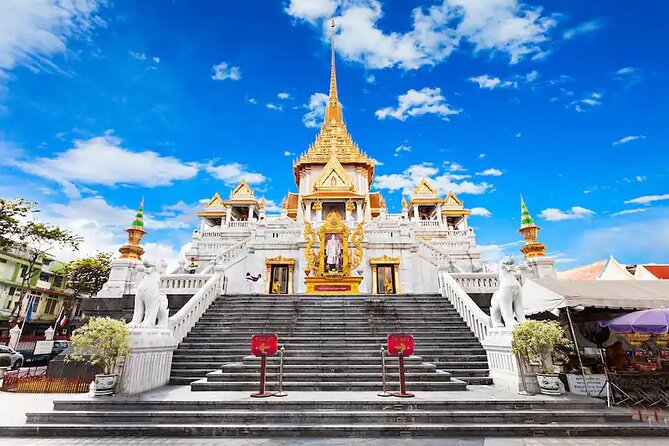 Full Day Tour in Chiang Rai White Temple and Golden Triangle - Lunch comes near the Golden Triangle