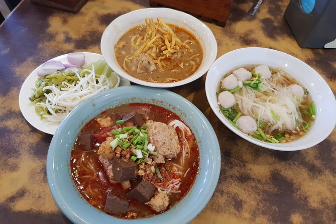 Go where the locals go, Eat what the locals eat! Food Tour with Local Foodies - A full Northern Thai dinner
