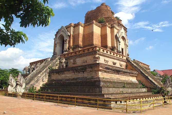Half Day Chiang Mai City Temples & Museum Tour - Group or Private - Wat Chiang Man and the city’s early story