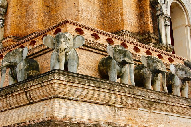 Iconic Half-Day Landmarks & Temples of Chiang Mai - Warorot Market and a taste of everyday Chiang Mai