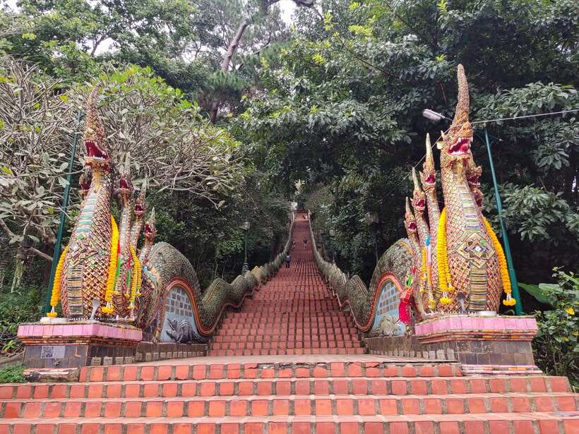 Monk trails hike, Wat Phalat, Monk chanting, Wat Doi Suthep. - Wat Pha Lat, the forest temple