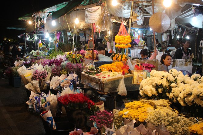 Private Evening! Crisscross Chiang Mai's Night by the classic Tuk Tuk - The Three Kings Monument in the old city