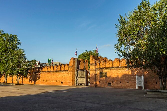 Private Half-Day Tour The Old Chiang Mai City With Street Foods - Three Kings Monument and the story of Chiang Mai