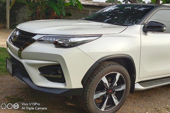 Private Luxury Car rental + English speaking driver: - Chiang Mai temples with a driver who can add context