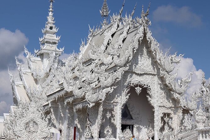 Private Tour Chiang Rai 3 Wonderful Temples & Lalitta Cafe - Key points at a glance