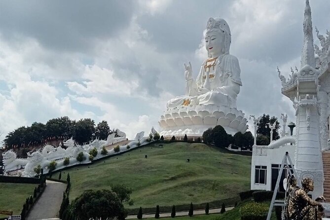 Private Tour Chiang Rai 3 Wonderful Temples & Lalitta Cafe - Lunch and the value of included costs