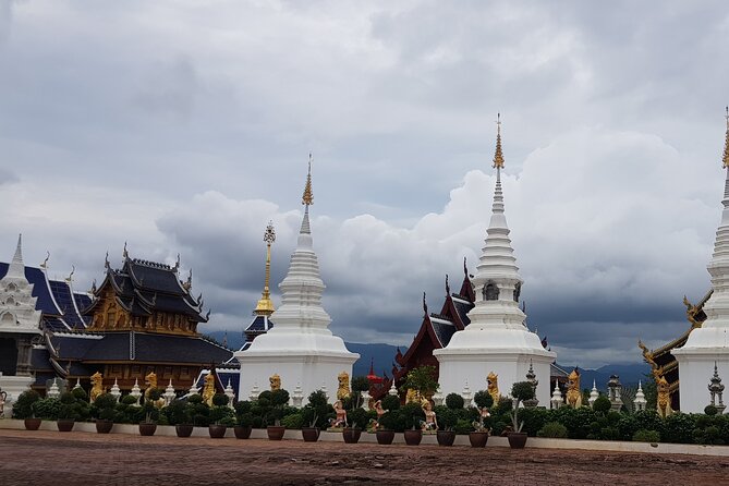 Private tour] Perfect day! Sticky waterfall + ChiangDao Cave + Wat BandenTemple - Driving, lunch, and the value of a private minivan