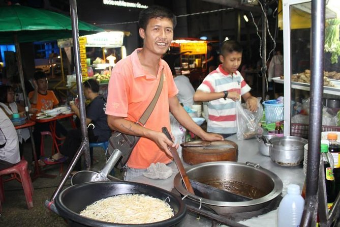 Small-Group Chiang Mai Evening Street Food Tour - What the small group changes