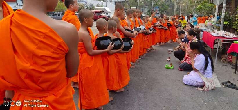 Spiritual Sunrise Wat Doi Suthep, Pha Lat, Alms & Meditation - Entering the tunnels of Wat Umong