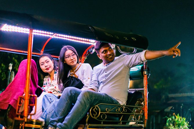 Sunlight or Moonlight: Chiang Mai City Tuk Tuk Tour - Wat Sri Suphan, Chiang Mai’s Silver Temple