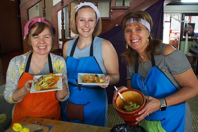 Tomyumthai Cooking Class in Chiang Mai - Oun and Gae bring the lesson to life