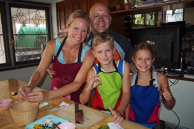 Tomyumthai Cooking Class in Chiang Mai - Cooking and eating one course at a time